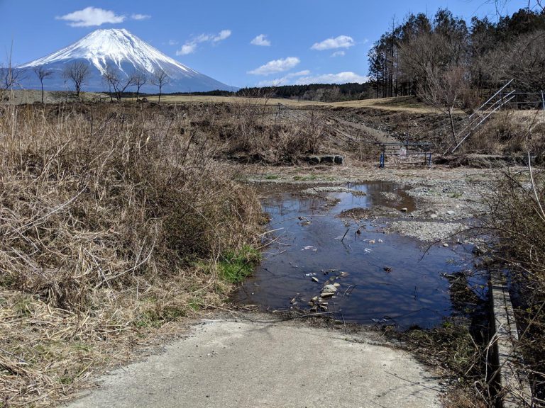 場内の散策:富士山側の端で湖の水が排出されている