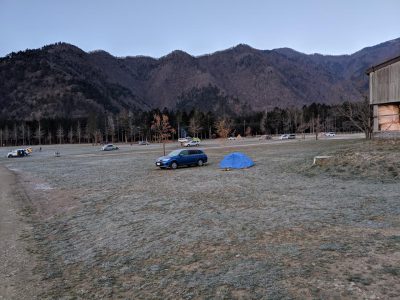 日の出前の場内:他のテント