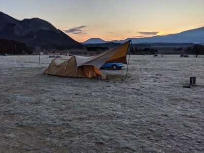 日の出前の場内:他のテント