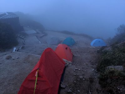 霧に包まれるテント場