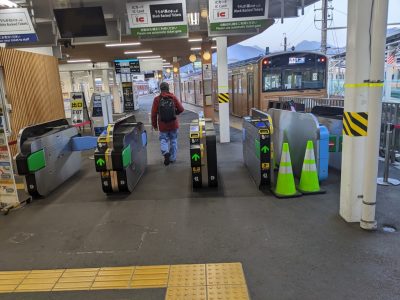 大月駅でJRから富士急行線へ乗り換え