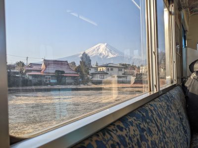 富士急行線車内から見える富士山