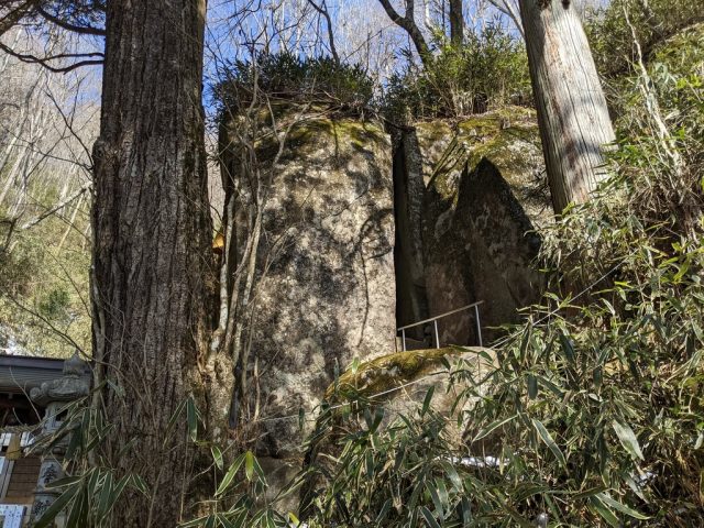 石割神社の岩の裂け目