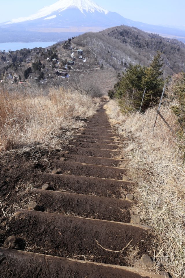 平尾山直後の急階段