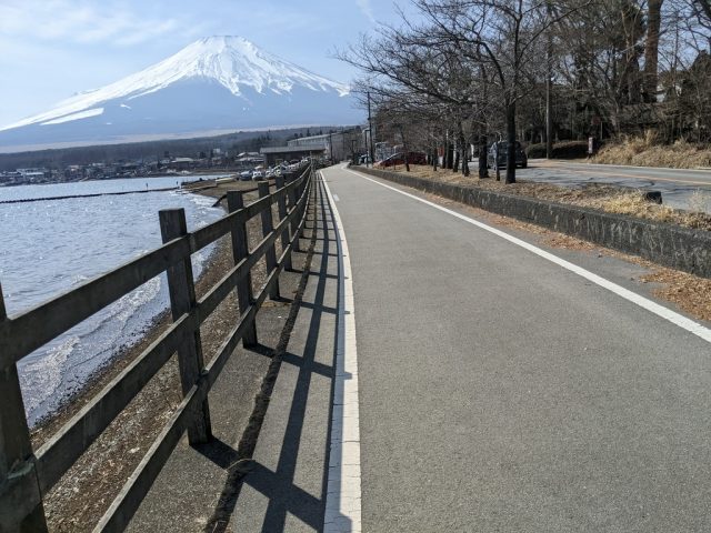 山中湖西岸サイクリングロードから見る富士山