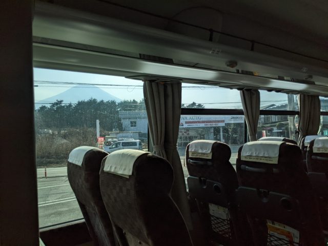 バスの中から見た霞んだ富士山
