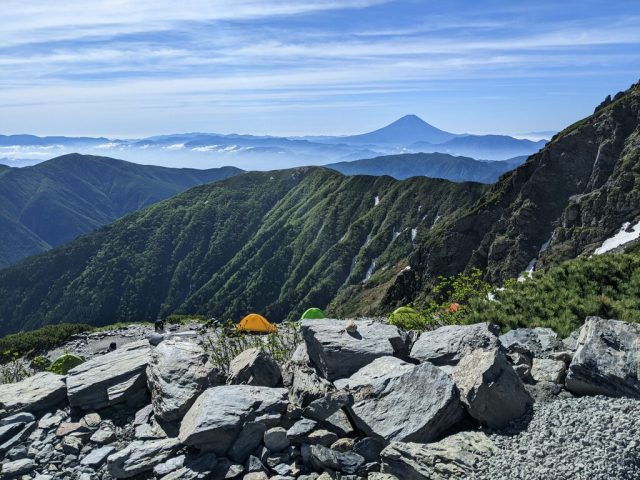 北岳肩の小屋から見える富士山
