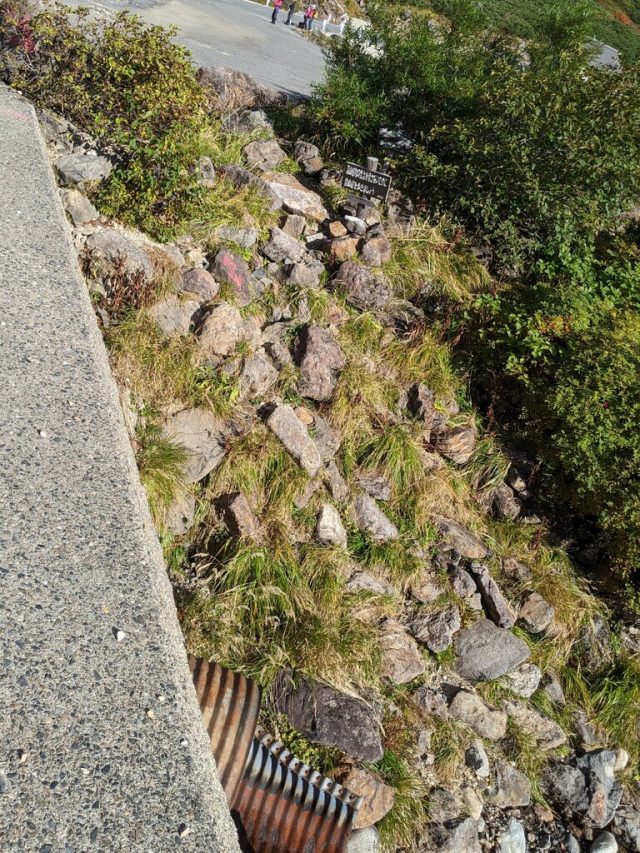 肩の小屋口から下の登山道入口