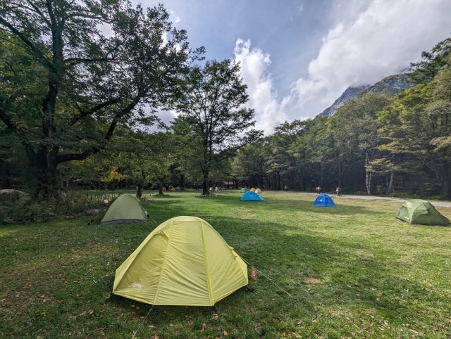 徳沢キャンプ場でテント設営