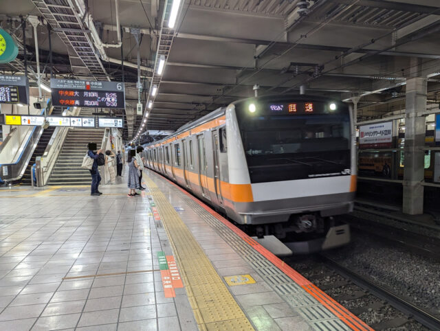 立川駅5:25発大月行き