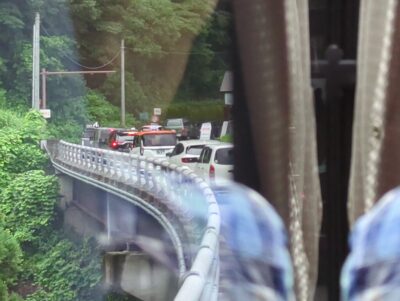 有峰林道の入口に並ぶ自動車