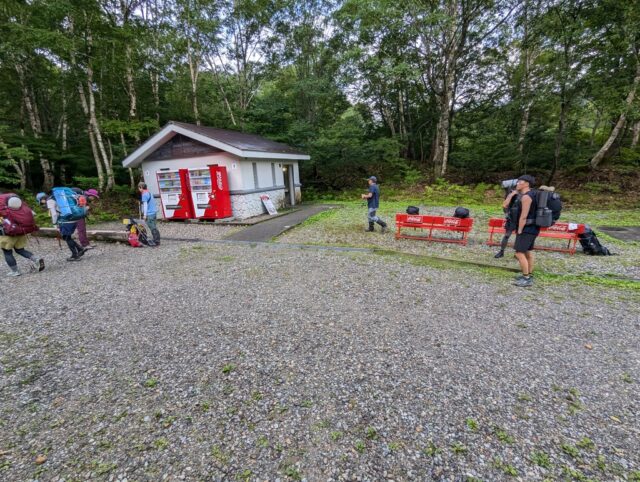 登山口前のベンチ