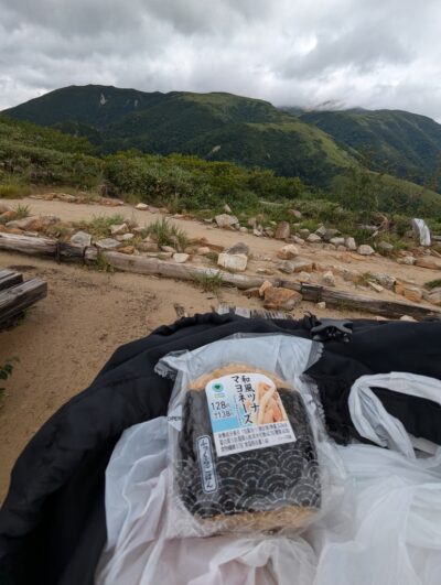 五光岩ベンチで食べるおにぎり