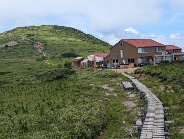 太郎平小屋と太郎山