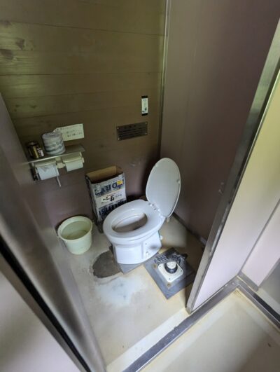 太郎平キャンプ場のトイレ内部