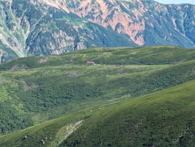 三俣蓮華岳から見た雲ノ平山荘