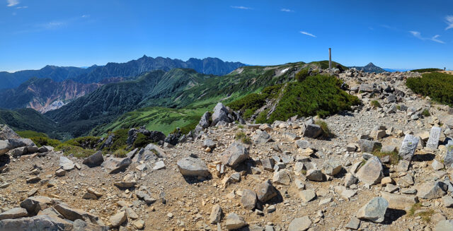 三俣蓮華岳の三角点と山頂標識