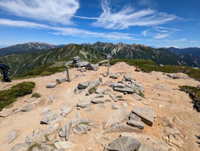 双六岳山頂(笠ヶ岳方向から鷲羽岳方向)