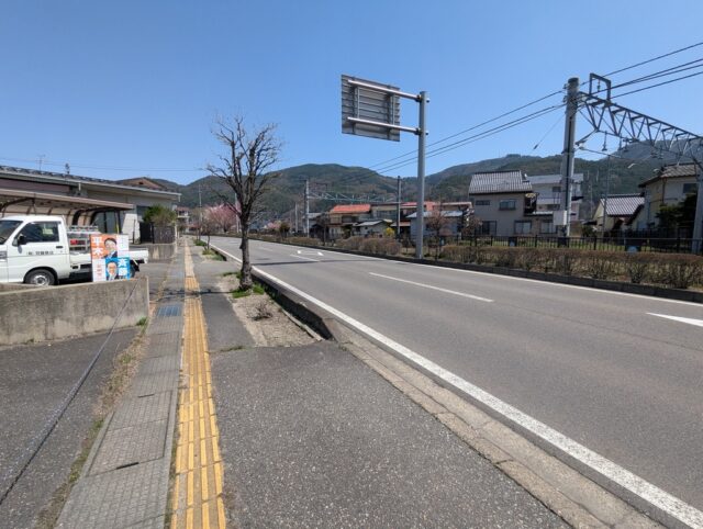信濃大町駅北の線路沿い