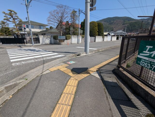右折する交差点