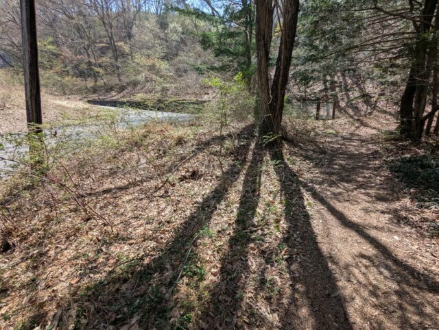 大町公園下の土の道
