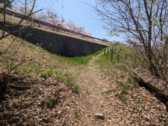 大町公園下の土の道
